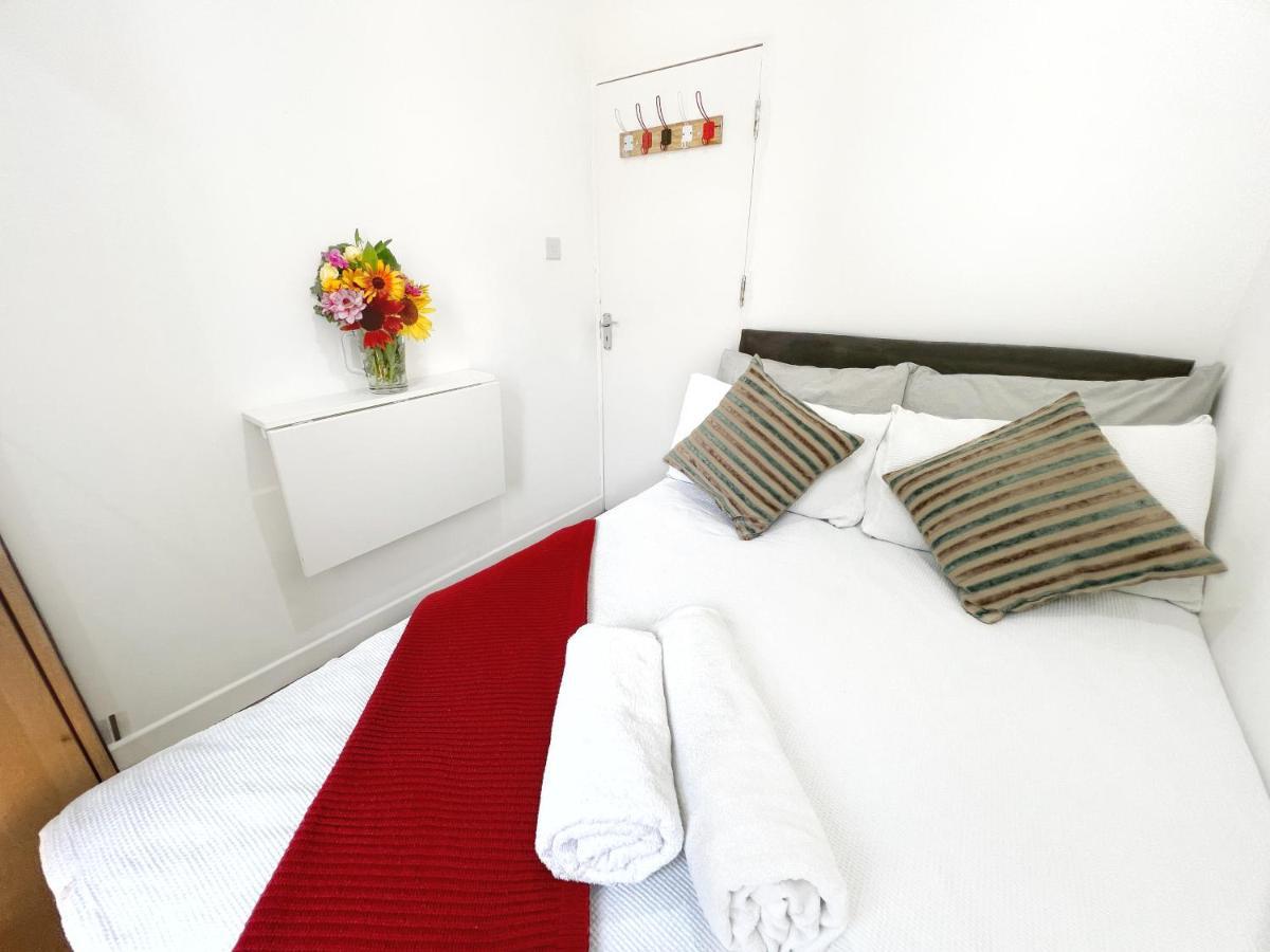 Luxurious House Near Excel- Air Conditioning, 9 Beds, 2 Baths, Garden, Fast Wifi Londyn Zewnętrze zdjęcie