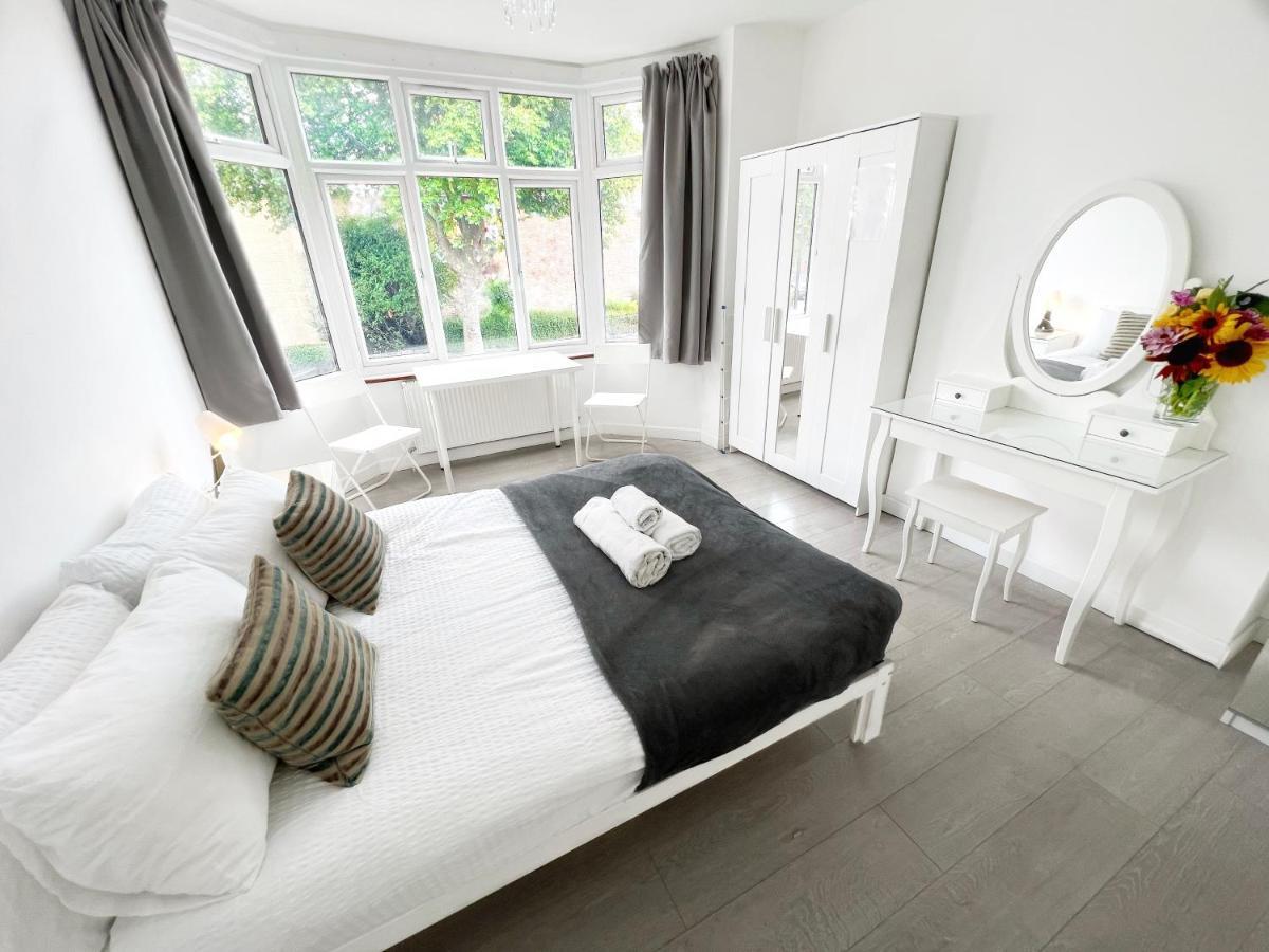 Luxurious House Near Excel- Air Conditioning, 9 Beds, 2 Baths, Garden, Fast Wifi Londyn Zewnętrze zdjęcie